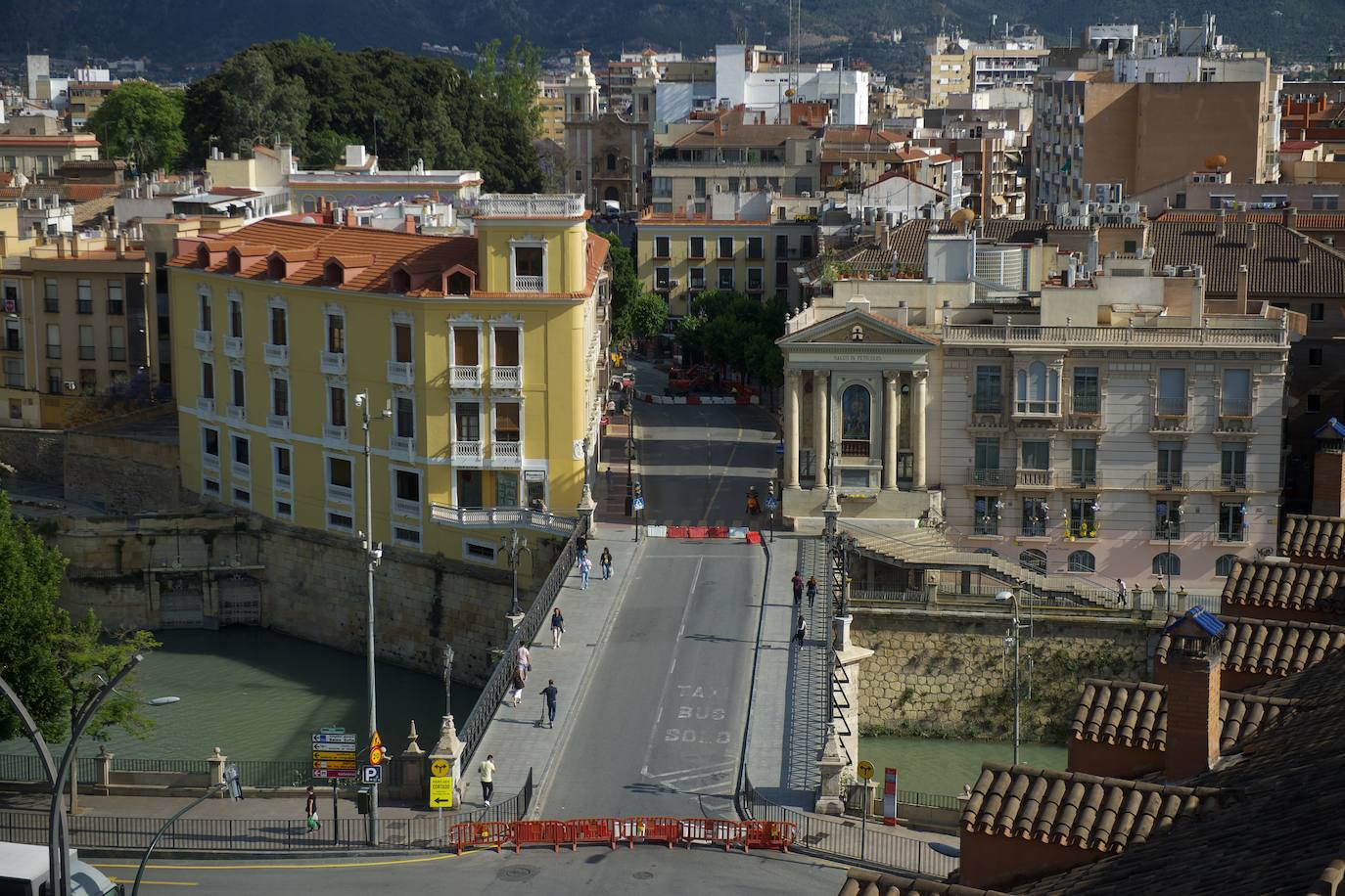 El primer día del Puente Viejo de Murcia cerrado, en imágenes