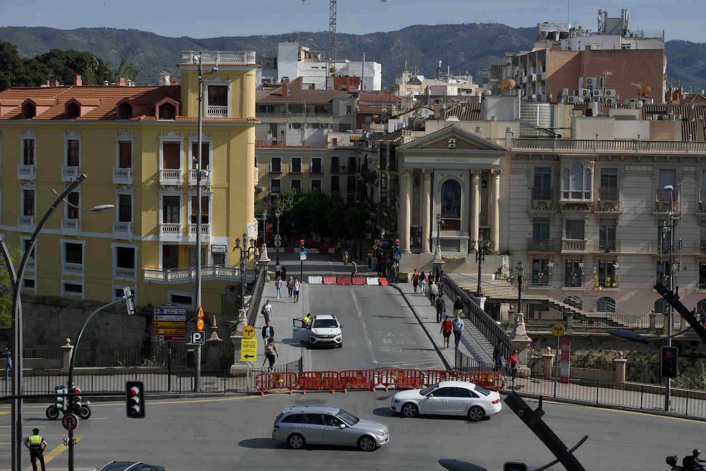 El primer día del Puente Viejo de Murcia cerrado, en imágenes
