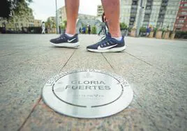 La placa dedicada a la escritora Gloria Fuertes.