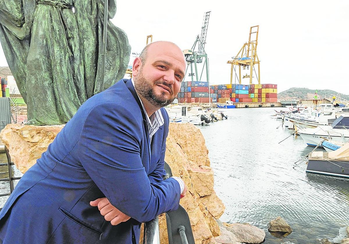 Manuel Torres, en la dársena de Santiago Apóstol, en Santa Lucía.