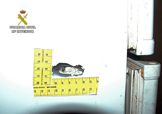 Una bala impactó en el lateral de un frigorífico.