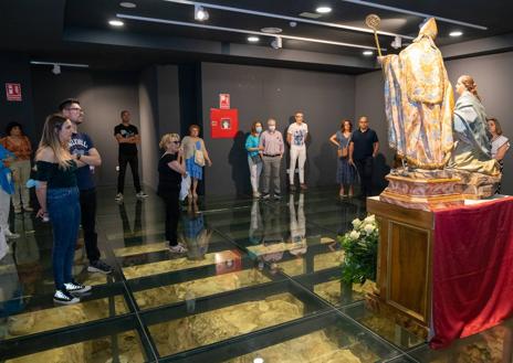 Imagen secundaria 1 - Actuación musical a las puertas de la Casa del Artesano. Visitantes contemplan los restos arqueológicos custodiados por las Madres Mercedarias. Un artesano modela una pieza de barro. 