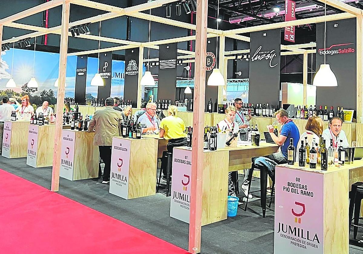 Visitantes a la feria degustan los vinos de la DOP Jumilla.