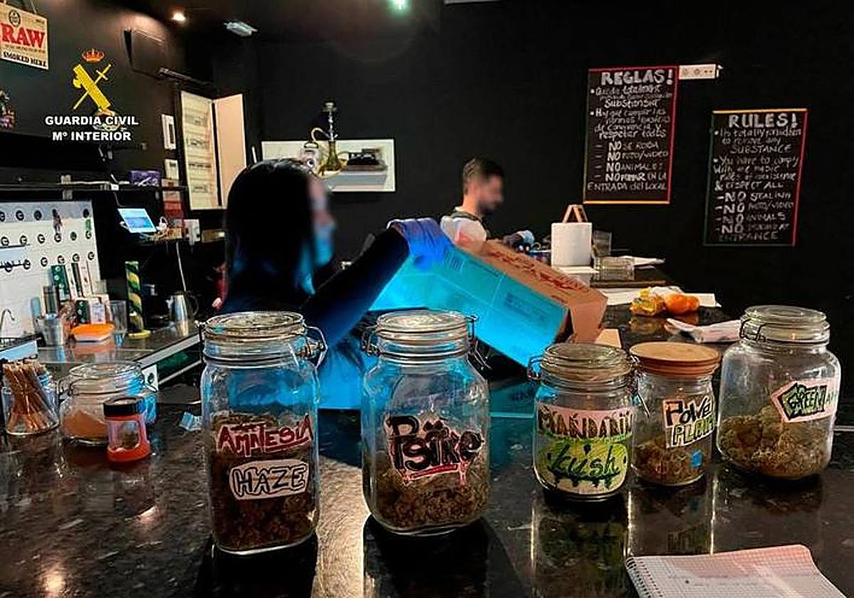 Los agentes durante la inspección en una de los locales.