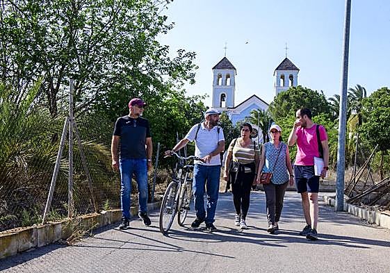 Vecinos y activistas contrarios a la urbanización de Torre Alcayna, en uno de sus carriles.