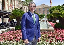 El exalcalde de Murcia y candidato al bastón de mando José Ballesta, en La Glorieta, a pocos metros del despacho que aspira a recuperar.