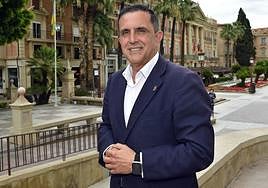 José Antonio Serrano, con el Ayuntamiento de Murcia a sus espaldas.