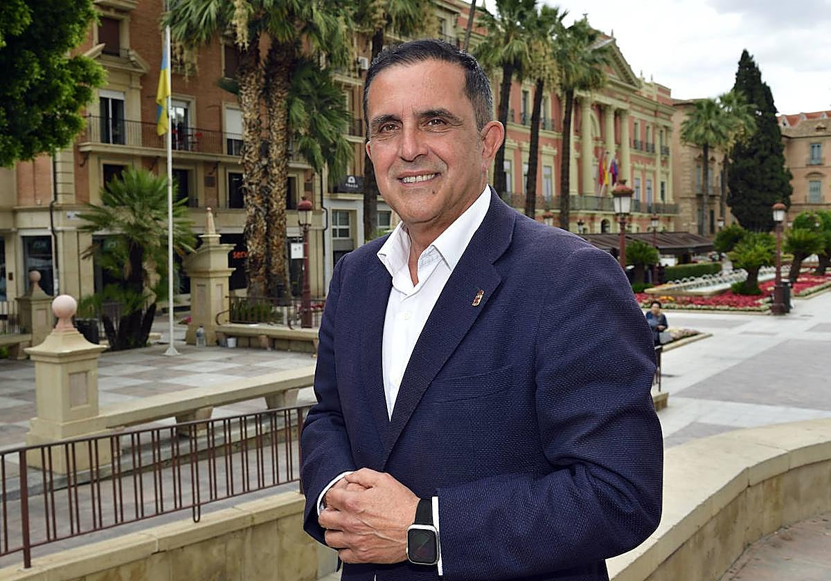 José Antonio Serrano, con el Ayuntamiento de Murcia a sus espaldas.