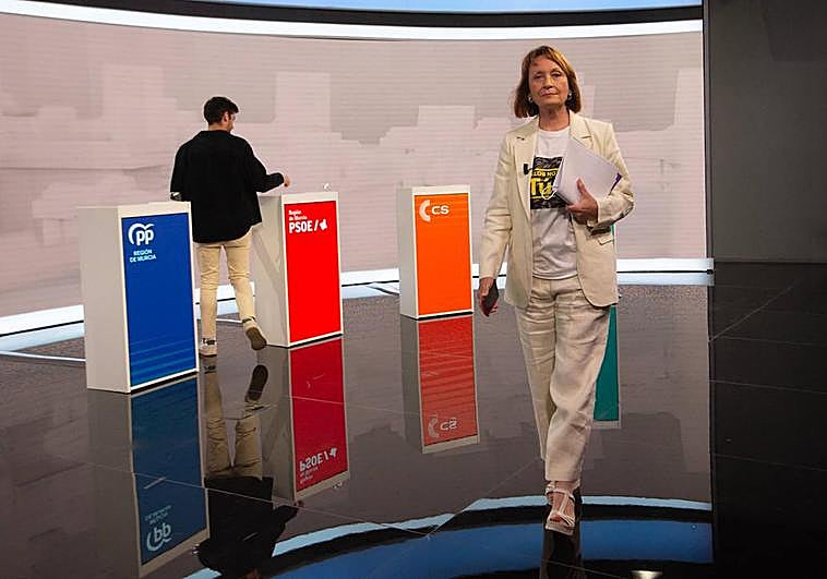 María Marín abandona el plató tras comunicarse la suspensión del debate.