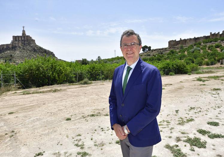 José Ballesta, con el Cristo de Monteagudo al fondo.