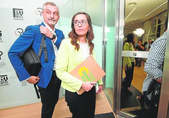 El coordinador de Más Región, Óscar Urralburu, con Helena Vidal.