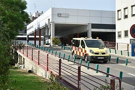 Una ambulancia en el hospital Morales Meseguer, en una foto de archivo.