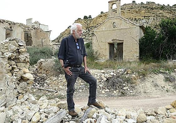 Manuel Muñoz Zielinski, en el caserío abandonado de Los Allozos (Aledo). Galería: fotos de 'La vida olvidada'.