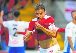 Pedro León se besa el escudo tras marcar el 1-2, gol que le dio la victoria al Real Murcia.