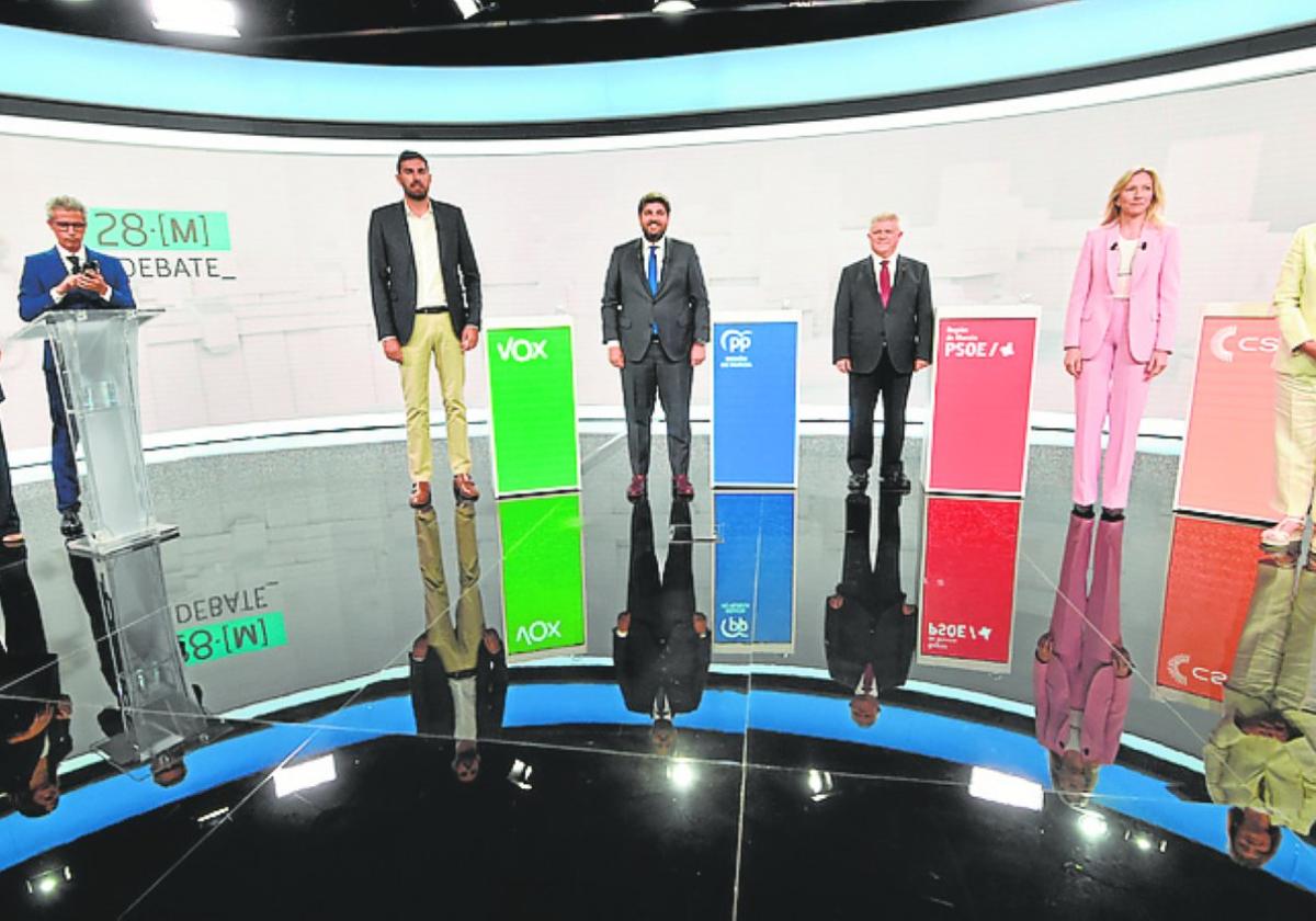 Los candidatos en sus puestos, al inicio del debate.