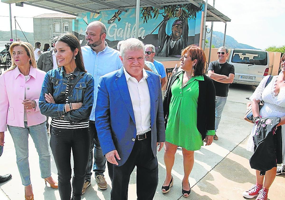 José Vélez, junto Juana López y Manuel Torres (detrás), ayer en la población de Galifa.