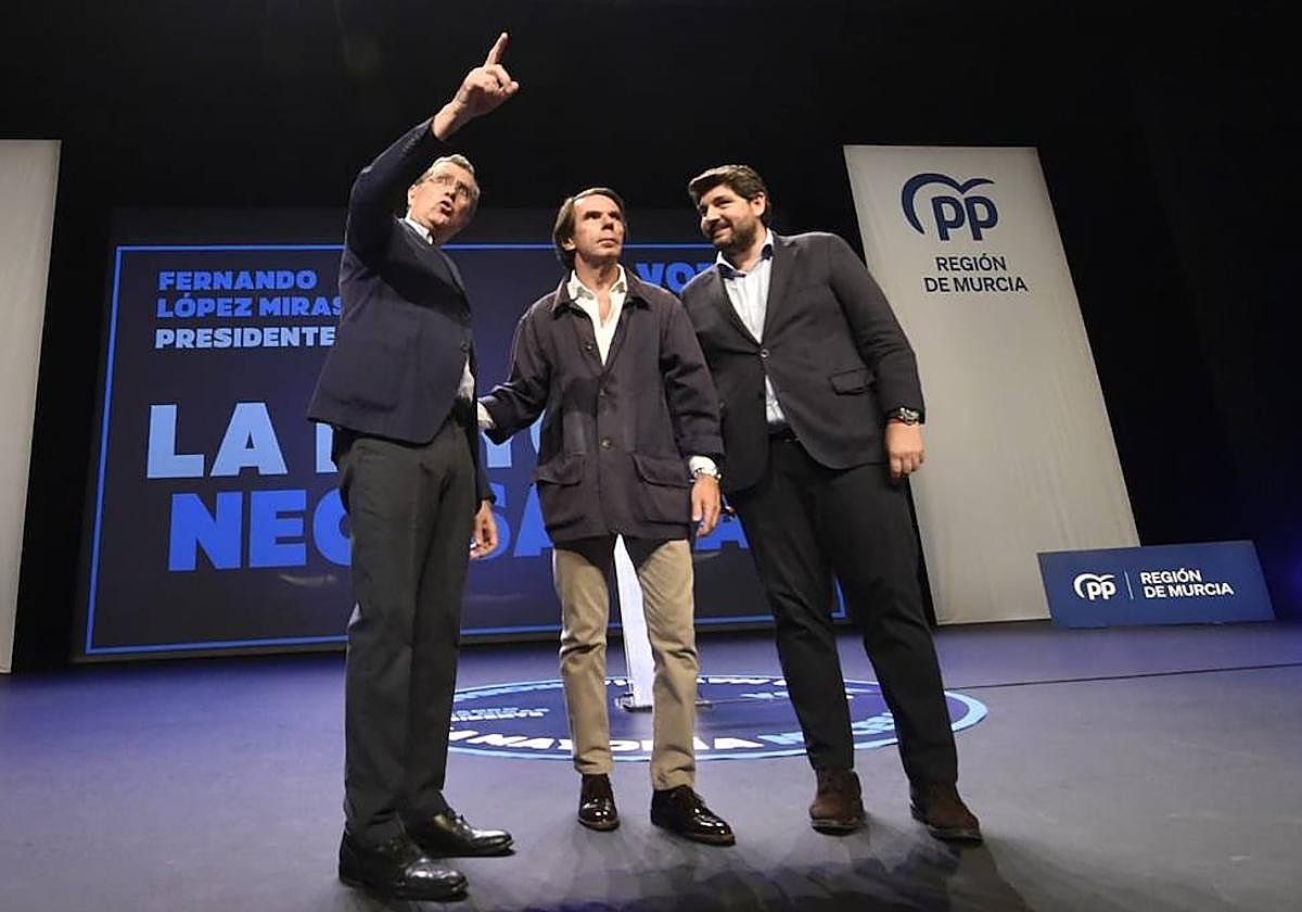 José Ballesta, José María Aznar y Fernando López Miras, este domingo, en Murcia.