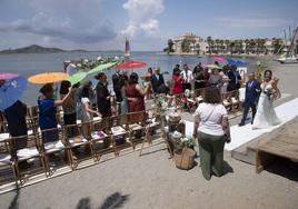 La novia accede al enlace mientras una empleada de Área Sunset supervisa y el fotógrafo toma imágenes.