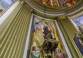 Grieta que atraviesa la cornisa y los murales del altar mayor de la iglesia de San Bartolomé.