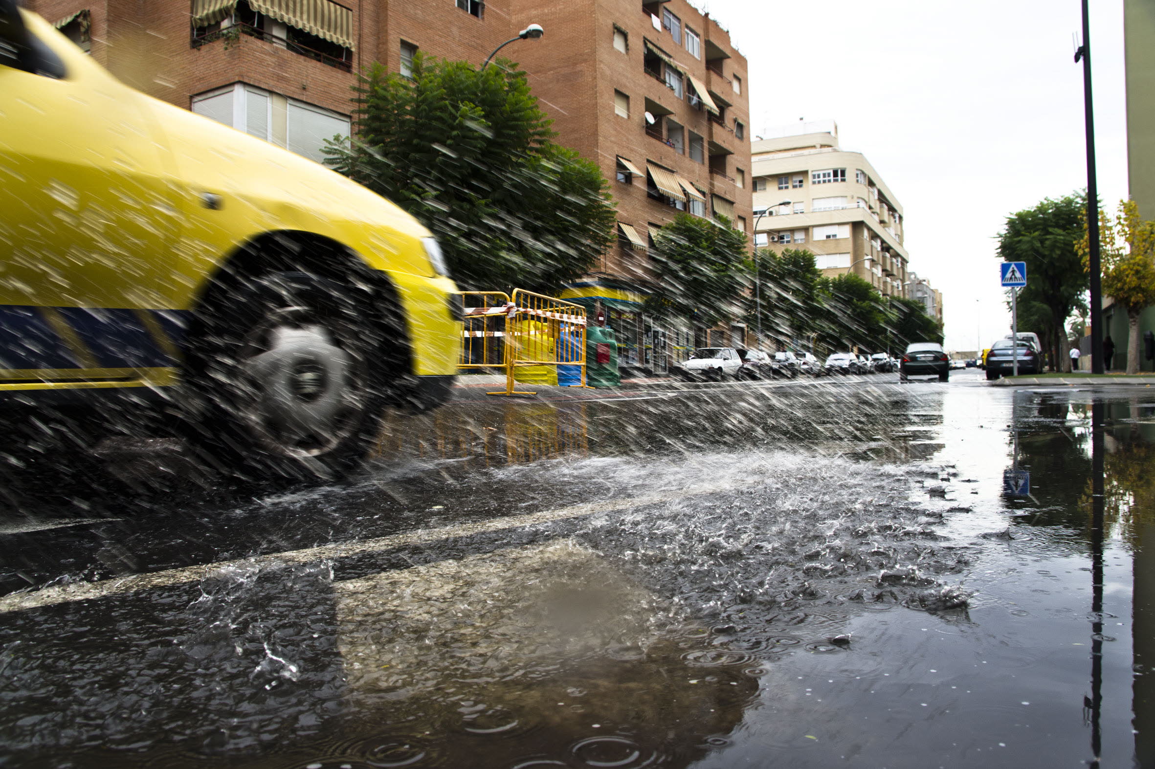 Orihuela y Torrevieja cierran colegios e instalaciones deportivas ante la previsión de fuertes lluvias