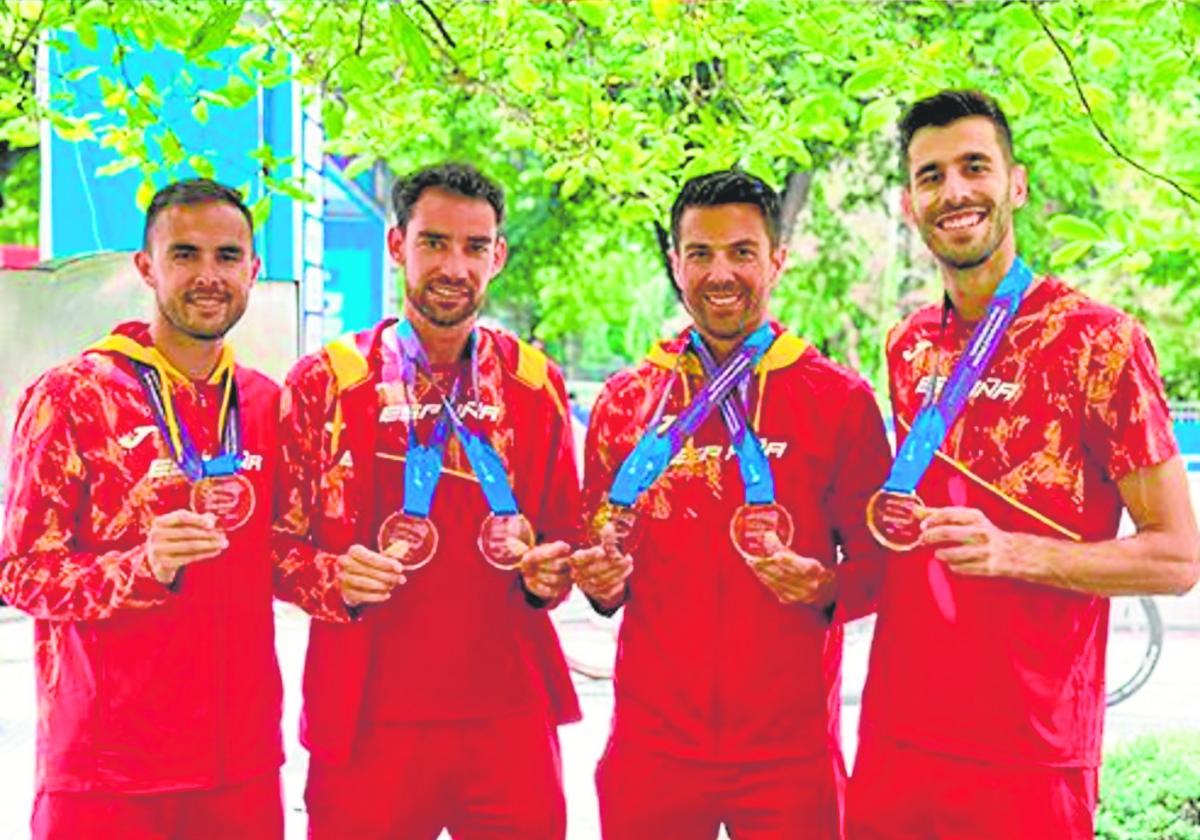 Manu Bermúdez, Álvaro Martín, Miguel Ángel López y Marc Tur posan con las medallas que lograron ayer en el Europeo de marcha de selecciones.