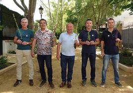 El candidato a la alcaldía por la coalición IU-Podemos-Alianza Verde (c) junto a miembros de su candidatura.