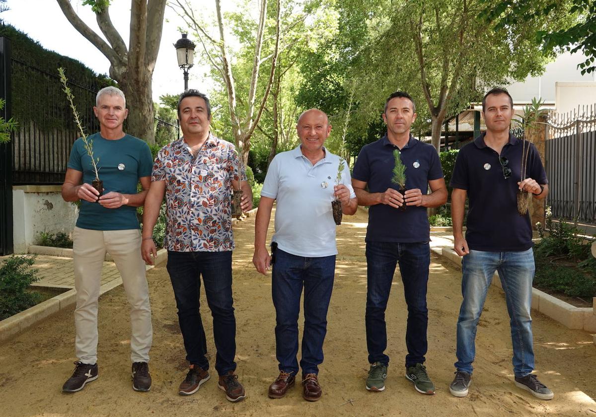 El candidato a la alcaldía por la coalición IU-Podemos-Alianza Verde (c) junto a miembros de su candidatura.