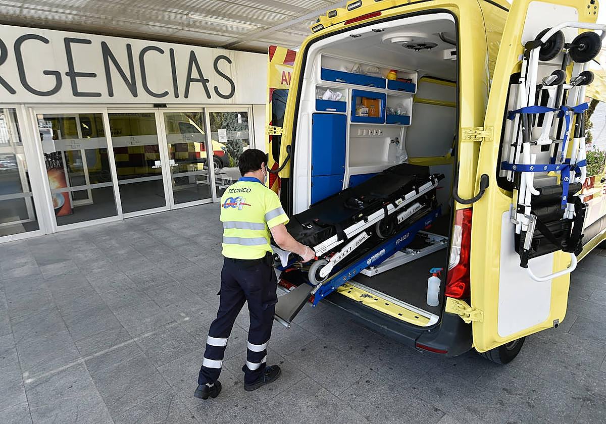 Un técnico sanitario prepara una ambulancia del 061, en una imagen de archivo.