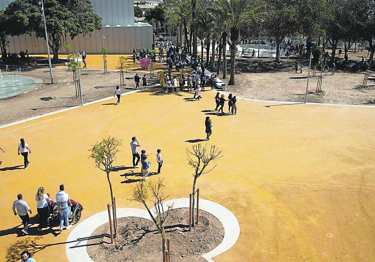 Vecinos de San Javier pasean por el parque Almansa tras la finalización de las obras de remodelación el pasado mes de marzo.
