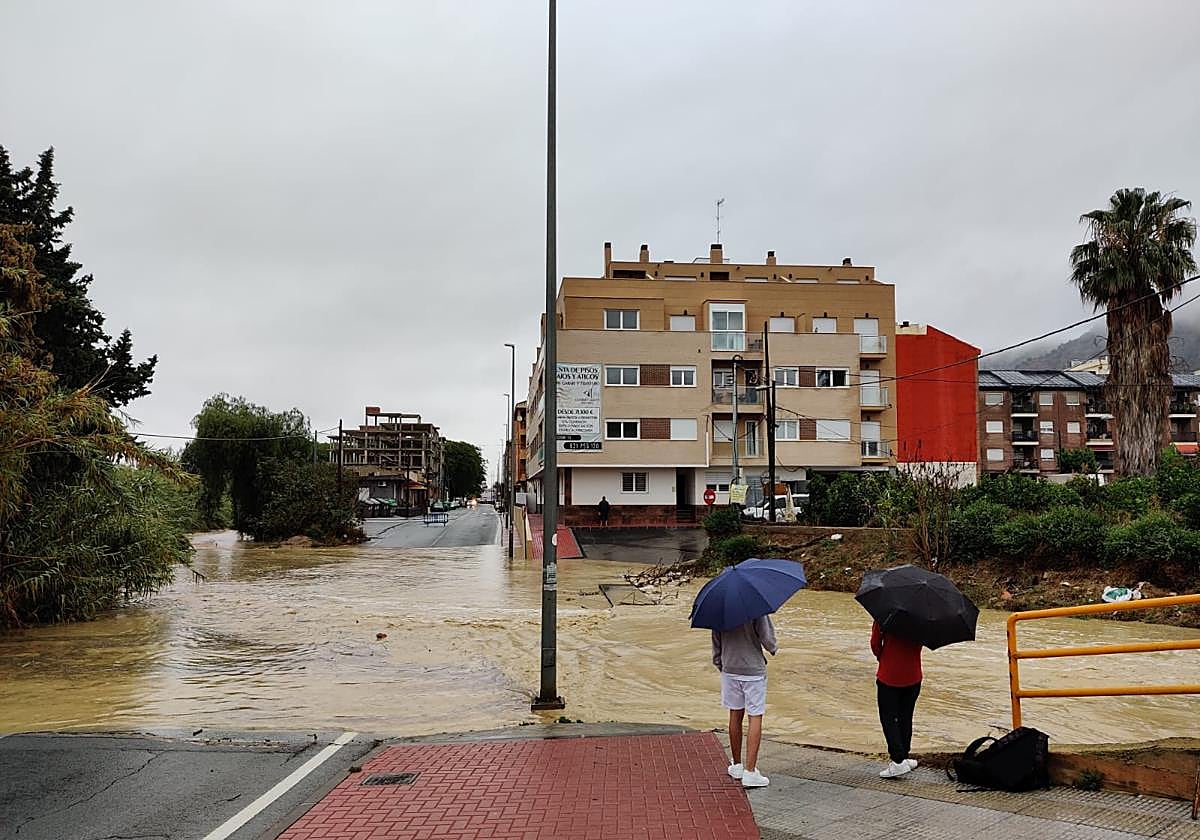 Una de las carreteras cortadas por la lluvia en Murcia, este martes.