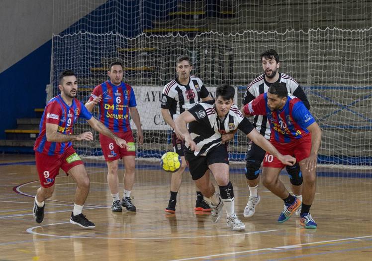 Imagen principal - El CAB, que ha terminado quinto el curso, en un partido en el Pabellón Central ante el Almoradí. La central Geneva Jones, renovada, ante el Atarfe. El Rítmica Cartagena, en 2021, en el Mundial de Finlandia.