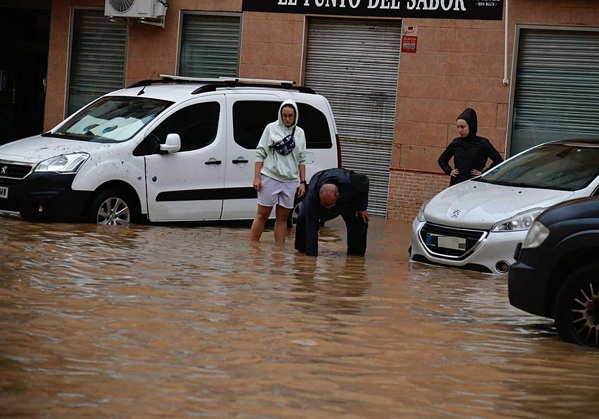Una calle anegada por la lluvia en Cartagena, este martes.