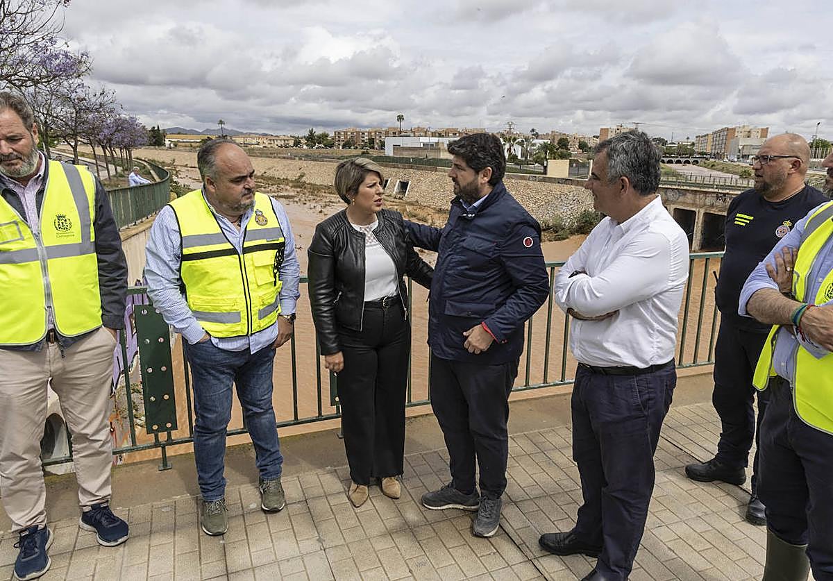 López Miras, junto a Noelia Arroyo, durante su visita a Cartagena, este martes.