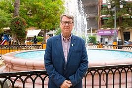 Israel Muñoz, junto a la fuente de la plaza de la Constitución.