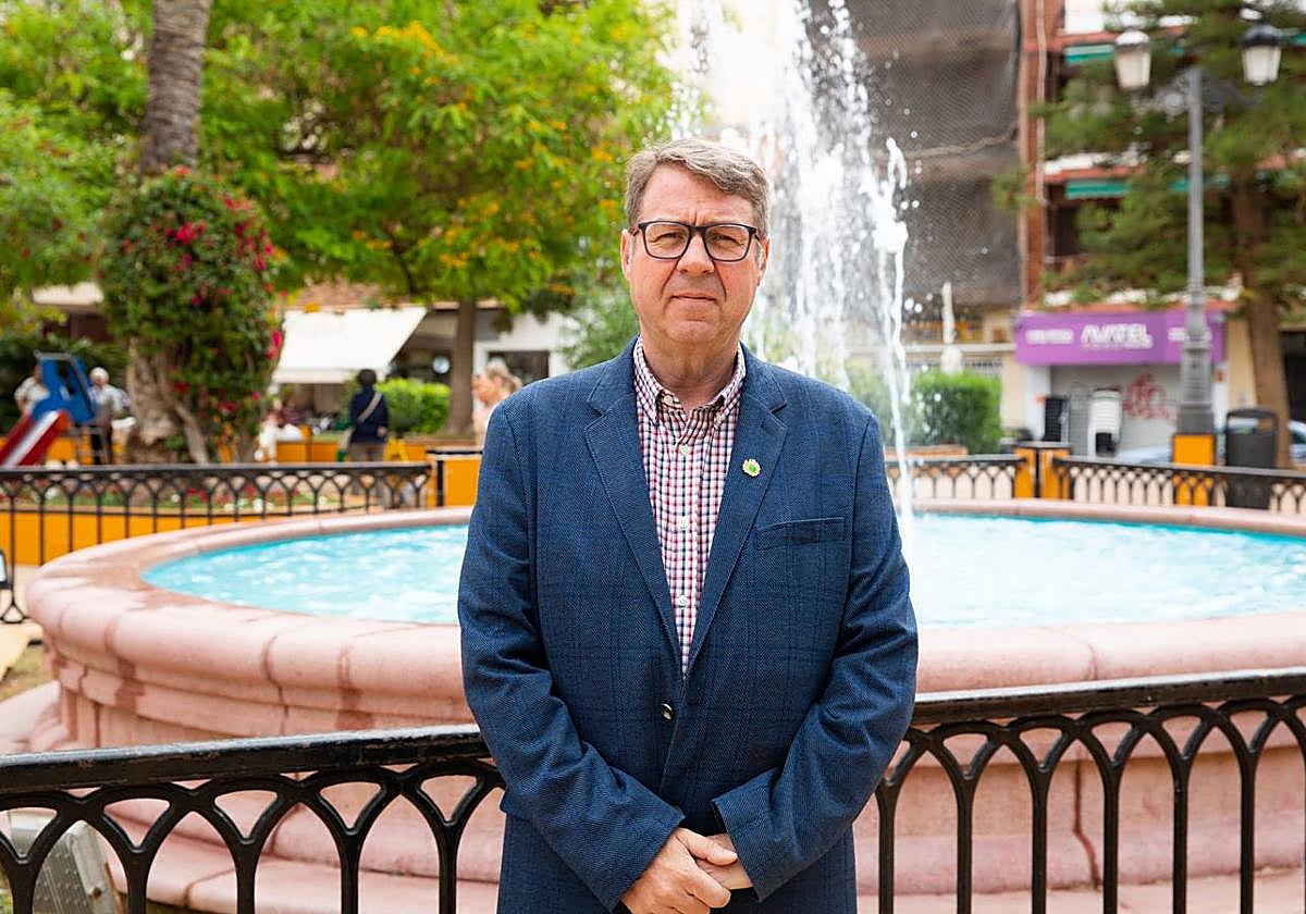 Israel Muñoz, junto a la fuente de la plaza de la Constitución.