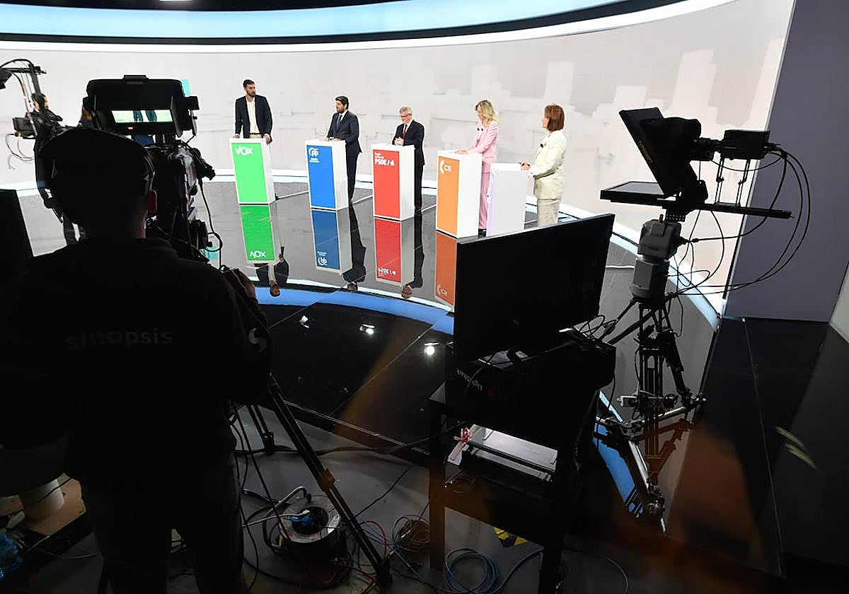 Los candidatos a la presidencia de la Región, durante el debate.