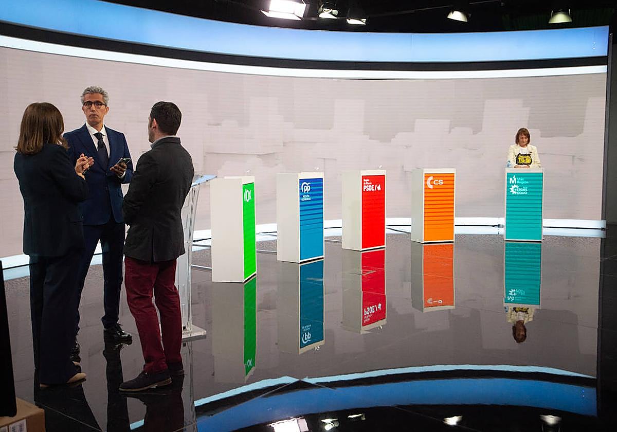 María Marín se niega a abandonar su atril durante el debate electoral del viernes 19 de mayo.