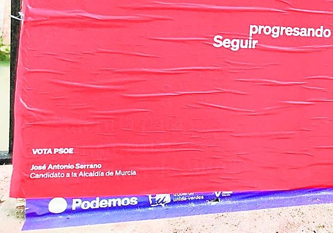 Un cartel del PSOE municipal pegado sobre uno de Podemos.