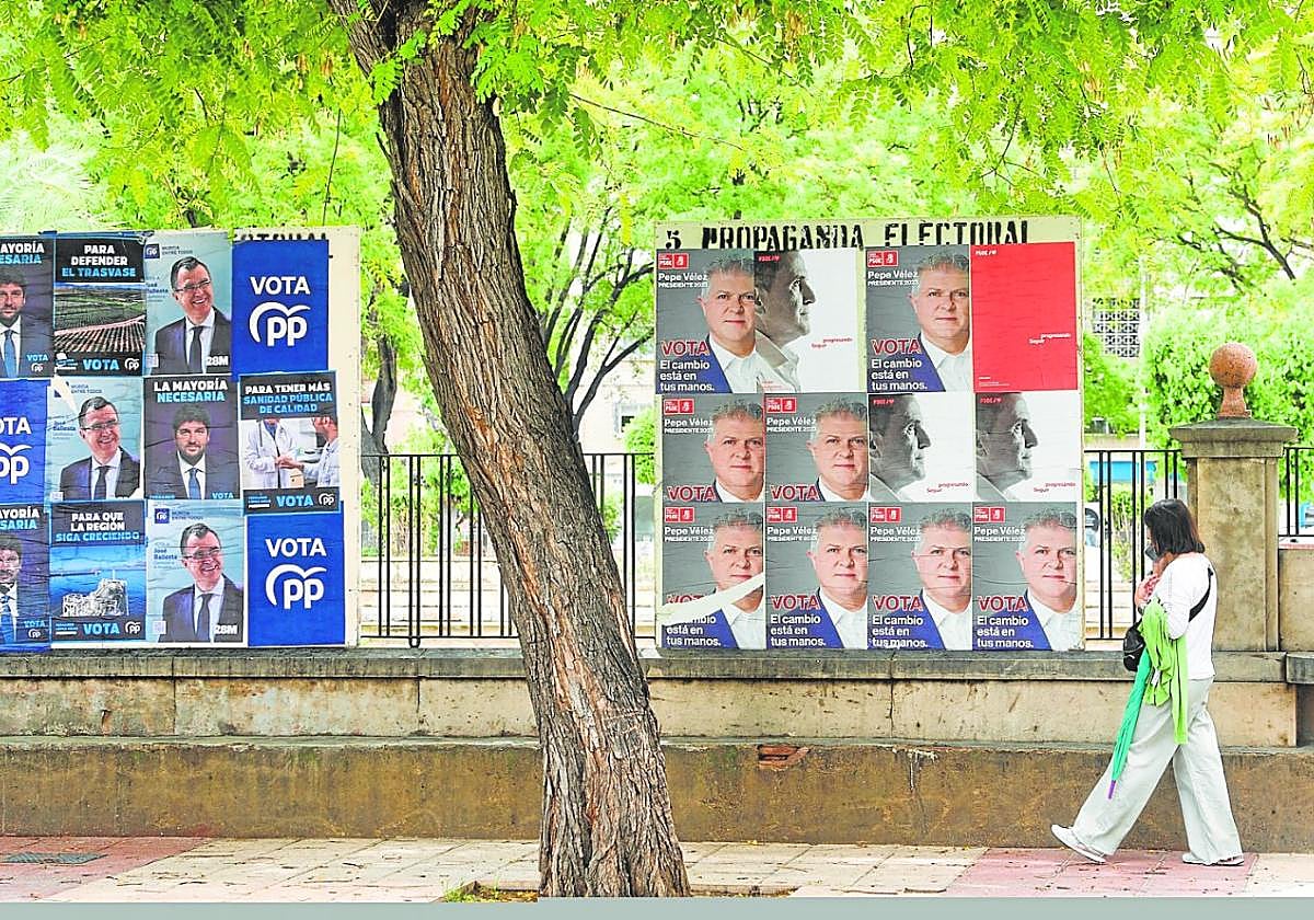 Carteles electorales de Partido Popular y PSOE en los paneles instalados junto al río a su paso por La Glorieta.