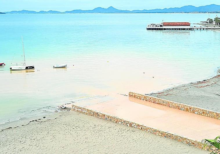 Entrada de agua y barro en el Mar Menor, en el municipio de Los Alcázares.