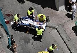 Sanitarios trasladan a un trabajador herido.