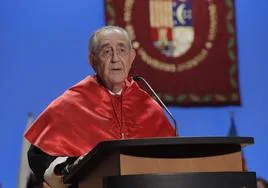 El catedrático Juan Roca, este miércoles, durante su discurso de investidura como doctor 'honoris causa'.