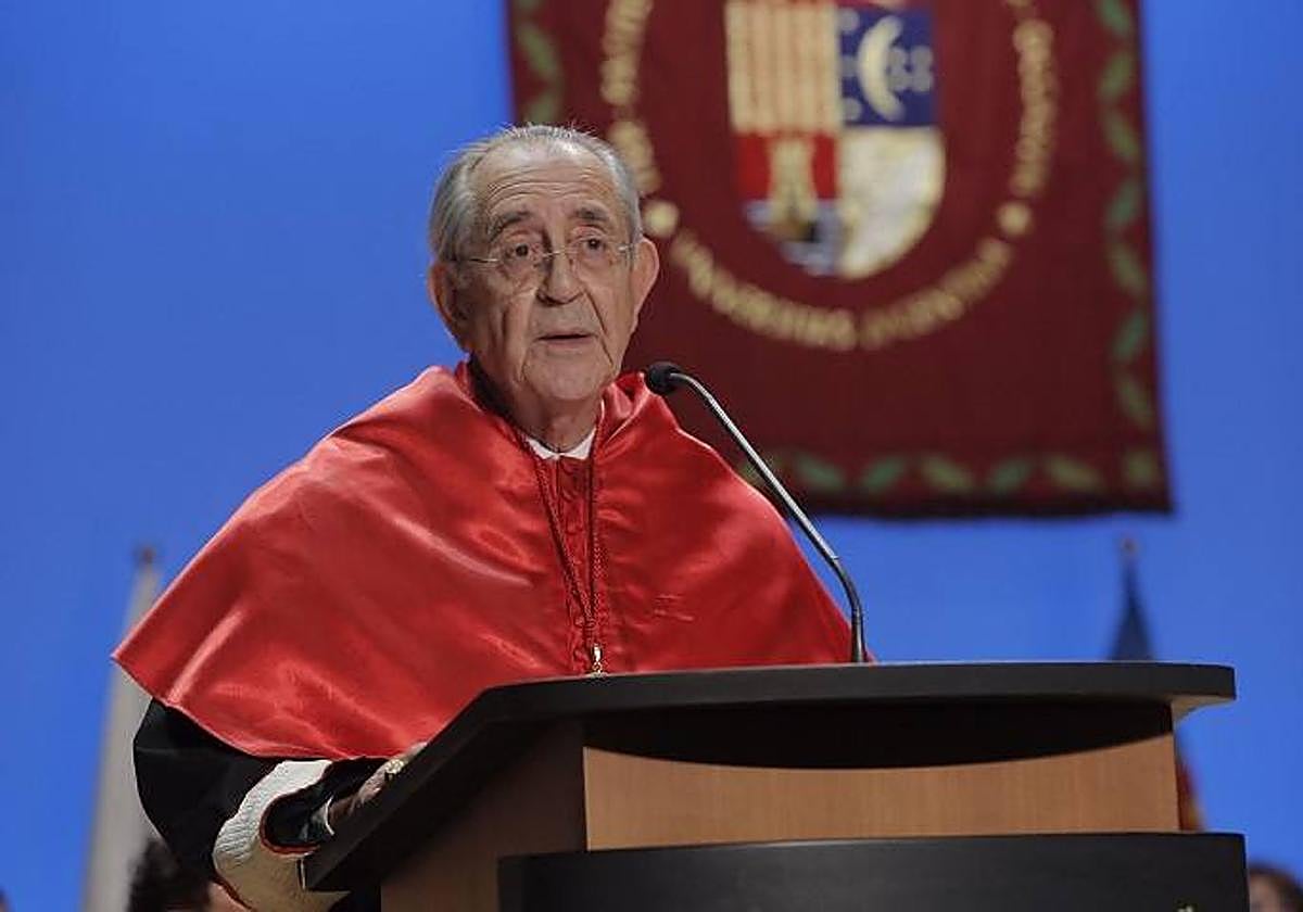 El catedrático Juan Roca, este miércoles, durante su discurso de investidura como doctor 'honoris causa'.