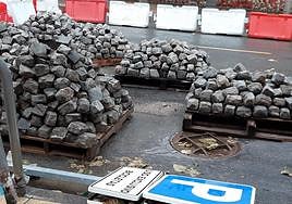 Adoquines de basalto apilados en la plaza de Camachos, el pasado martes.