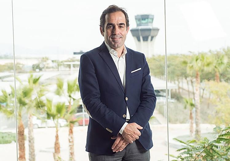 El empresario murciano Carlos Muñoz Beraza, fundador y consejero delegado de Volotea, en el aeropuerto internacional de la Región de Murcia.