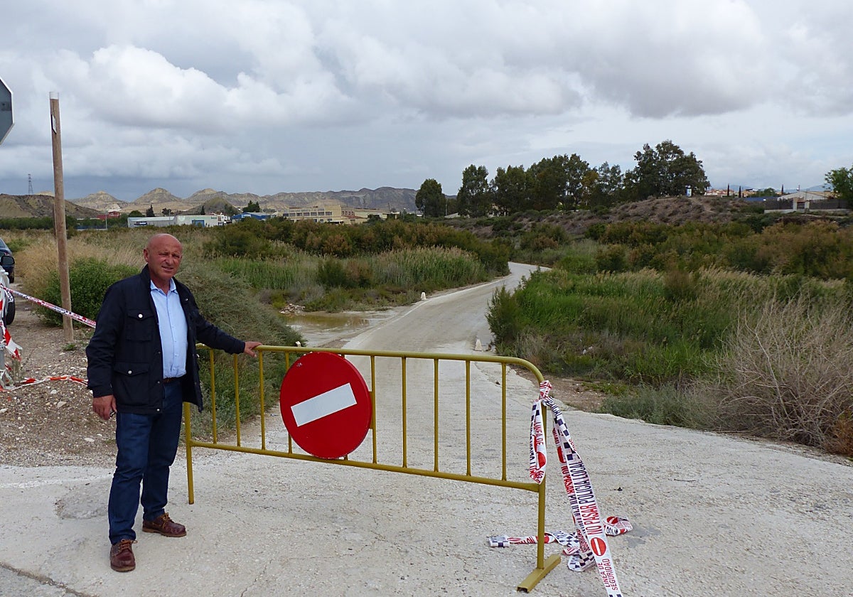 Pedro Sosa en el paso del río cerrado por las lluvias.