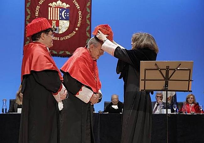 Un momento de la ceremonia en la que Juan Roca ha sido investido doctor 'honoris causa'.