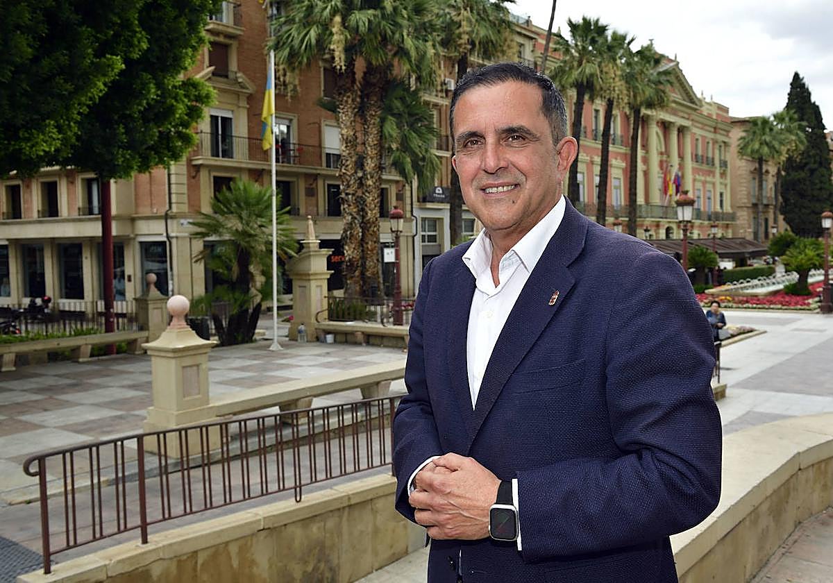 José Antonio Serrano con el Ayuntamiento de Murcia a sus espaldas, el pasado 18 de mayo.