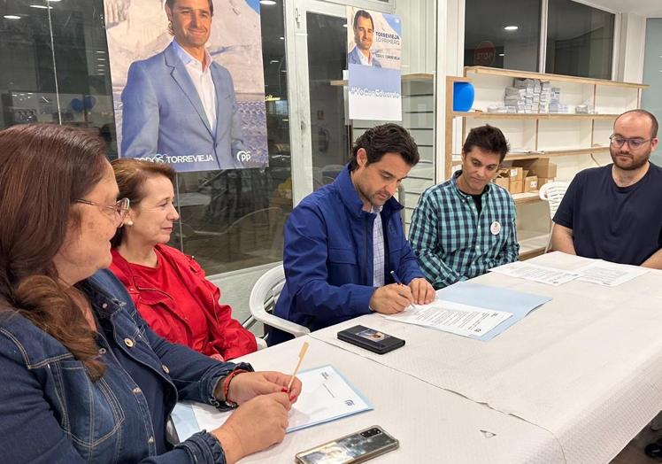 Eduardo Dolón signs an electoral contract with the 'Torrevieja Diversa' association.
