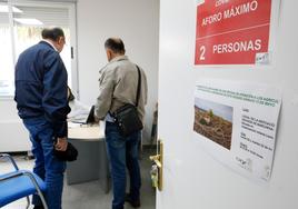 Dos agricultores reciben asesoramiento en la oficina habilitada en Marchena.